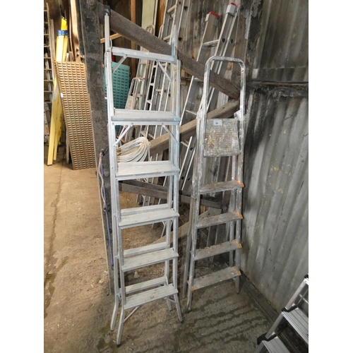 34 - 2 aluminum step ladders