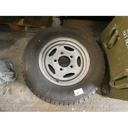 47 - 1 Land Rover Discovery rim with a Pirelli 255/65R 16 tyre fitted