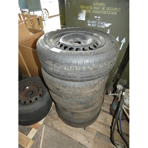 63 - 5 x steel rims (5 stud) with 195/65 R15 tyres fitted - Exact fitting unknown