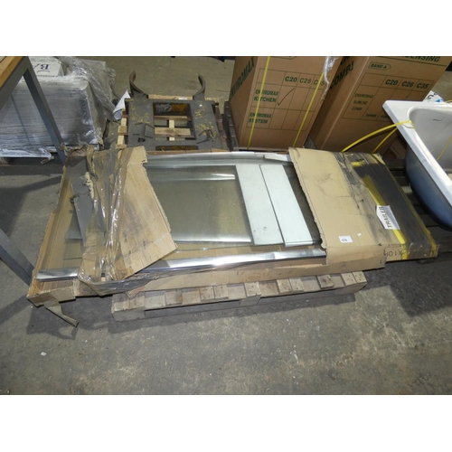 578 - 1 pallet containing a glass bathroom screen - No other details visible