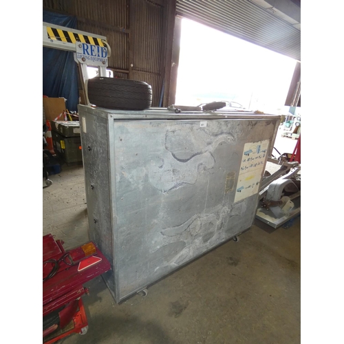 591 - 1 Duuo Plus trailer which tips on to side wheels to allow for easy storage. Length 2.82m and width 1... 