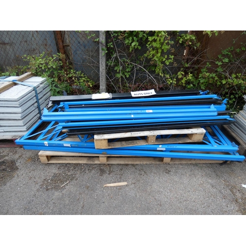 682 - A run of 3 bays (4 uprights) of blue / black metal boltless stores type racking comprising 4 x uprig... 