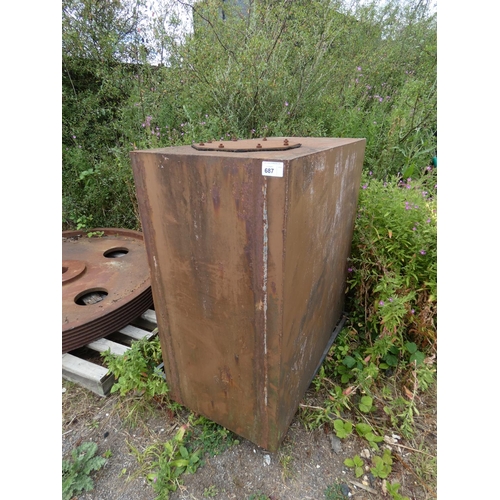 687 - 1 rectangular metal tank