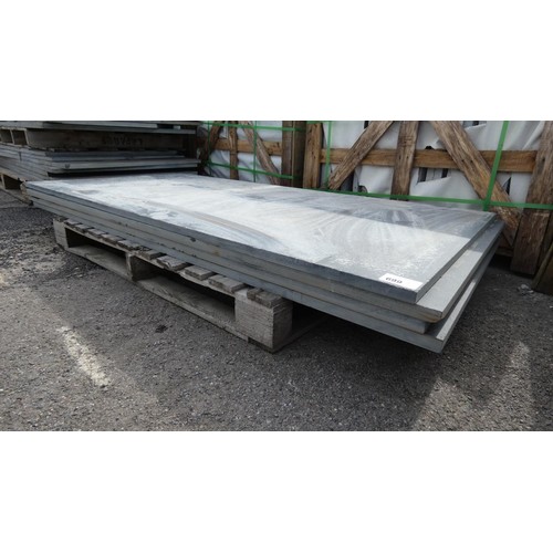 699 - 1 pallet containing 4 slate slabs, 25mm thick