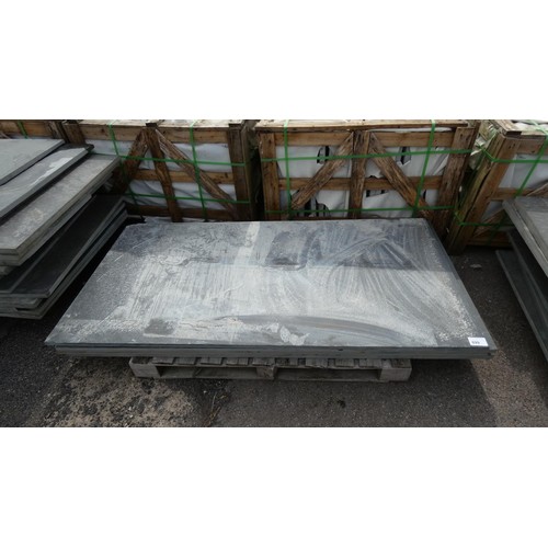 699 - 1 pallet containing 4 slate slabs, 25mm thick