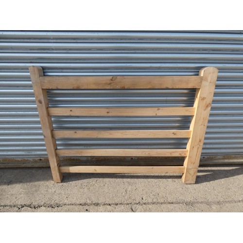 743 - 1 wooden gate approx 152cm / 5ft wide - No brace rail