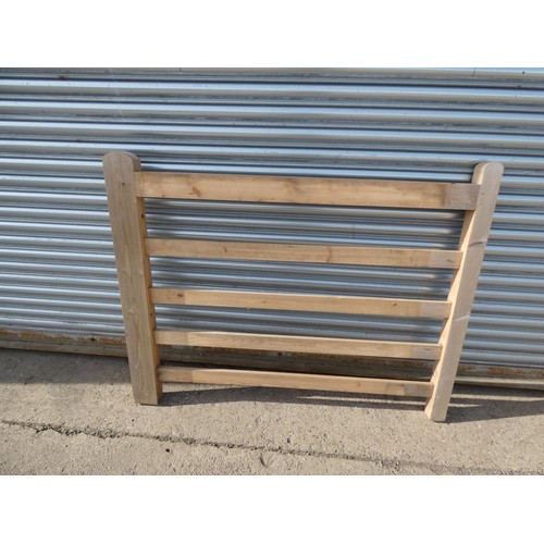 743 - 1 wooden gate approx 152cm / 5ft wide - No brace rail