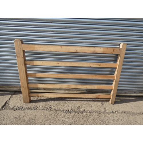 744 - 1 wooden gate approx 183cm / 6ft wide - No brace rail