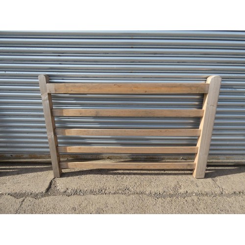 744 - 1 wooden gate approx 183cm / 6ft wide - No brace rail