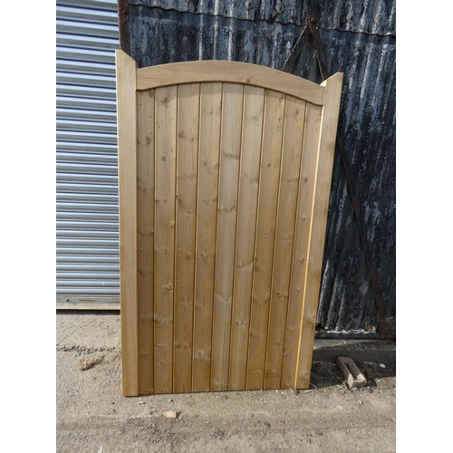 746 - 1 wooden gate approx 117cm wide x 190cm high