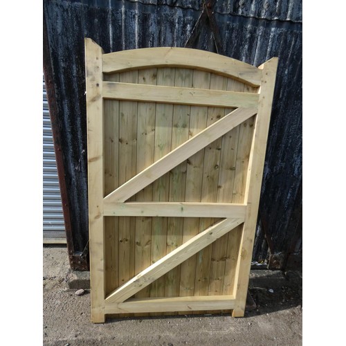 746 - 1 wooden gate approx 117cm wide x 190cm high