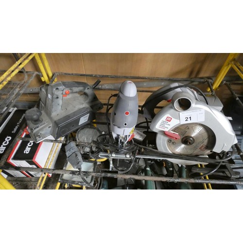 21 - A quantity of various power tools including 1 jigsaw, 2 power planes, 1 sander, 1 circular saw, 1 dr... 