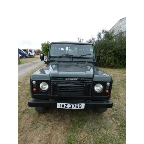 660 - Landrover Defender 110 County TD5, Green, 12 seater,  Reg : IAZ 3789, 1st Reg 27/07/2001, 5 spd Manu... 