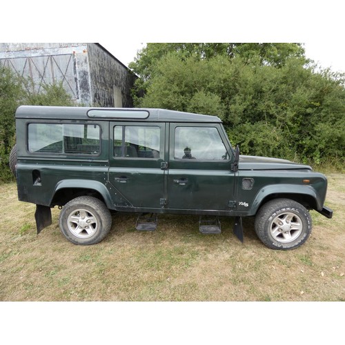 660 - Landrover Defender 110 County TD5, Green, 12 seater,  Reg : IAZ 3789, 1st Reg 27/07/2001, 5 spd Manu... 