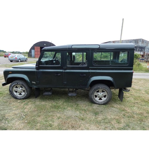 660 - Landrover Defender 110 County TD5, Green, 12 seater,  Reg : IAZ 3789, 1st Reg 27/07/2001, 5 spd Manu... 