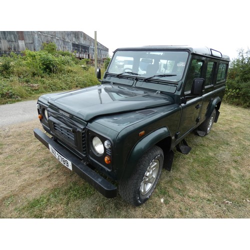 660 - Landrover Defender 110 County TD5, Green, 12 seater,  Reg : IAZ 3789, 1st Reg 27/07/2001, 5 spd Manu... 