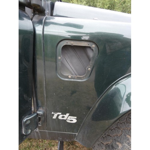 660 - Landrover Defender 110 County TD5, Green, 12 seater,  Reg : IAZ 3789, 1st Reg 27/07/2001, 5 spd Manu... 