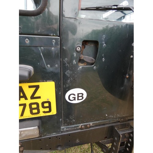 660 - Landrover Defender 110 County TD5, Green, 12 seater,  Reg : IAZ 3789, 1st Reg 27/07/2001, 5 spd Manu... 