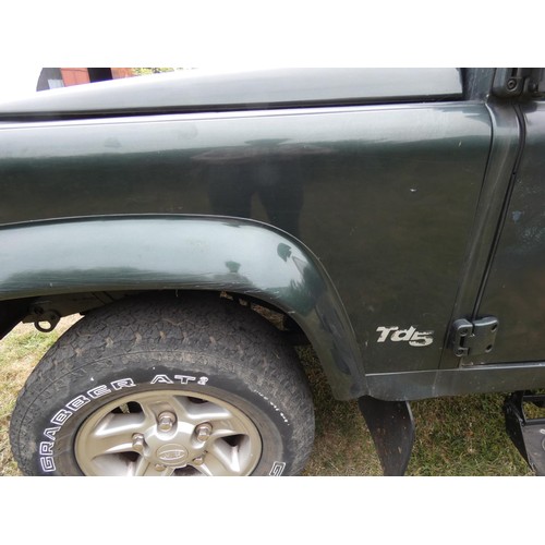 660 - Landrover Defender 110 County TD5, Green, 12 seater,  Reg : IAZ 3789, 1st Reg 27/07/2001, 5 spd Manu... 