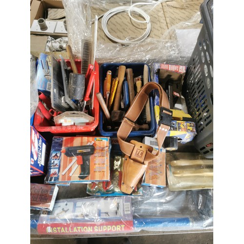 83 - A quantity of various tools and other items including wire brushes, screws, a Parkside glue gun 240v... 