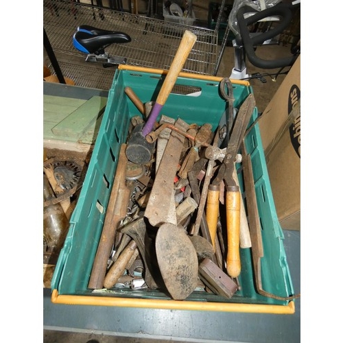 2070 - A quantity of various vintage tools. The green plastic crate is not included