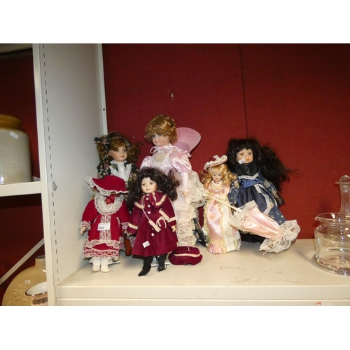 3020 - A small collection of miscellaneous souvenir dolls