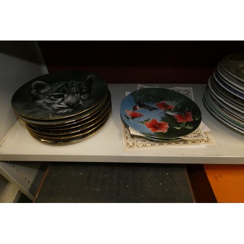 3027 - 6 large chalkware decorative wall plates and a quantity of miscellaneous decorative pictorial plates... 