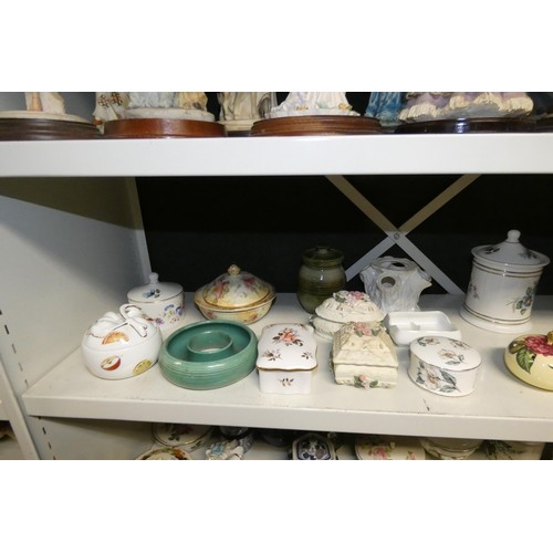 3038 - A quantity of miscellaneous small pots, vases and dishes (2 shelves)