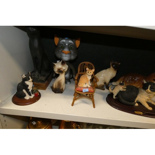 3041 - A collection of resin and ceramic cat ornaments (2 shelves)