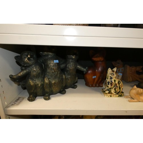 3041 - A collection of resin and ceramic cat ornaments (2 shelves)