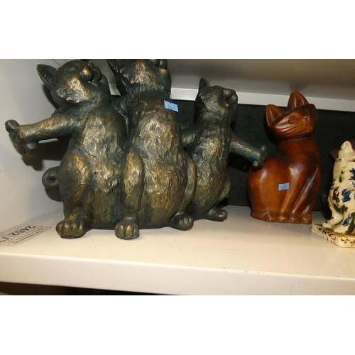 3041 - A collection of resin and ceramic cat ornaments (2 shelves)