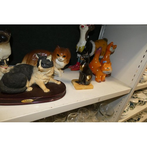 3041 - A collection of resin and ceramic cat ornaments (2 shelves)