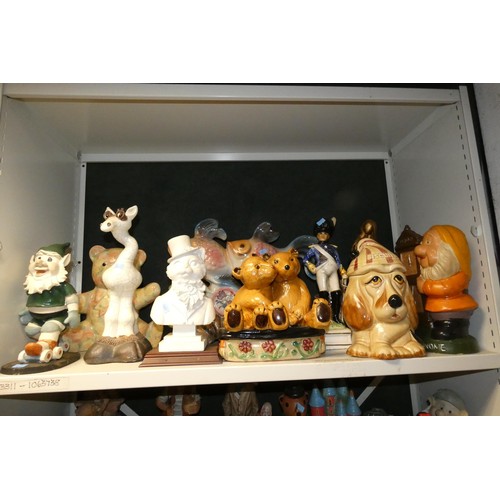 3053 - A quantity of miscellaneous decorative resin and ceramic caricature figures (2 shelves)