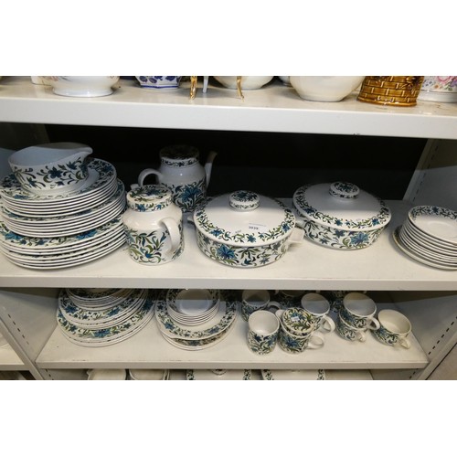 3039 - A quantity of 1970s vintage blue and white floral patterned 