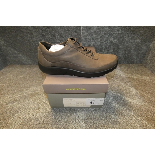 41 - A pair of mens shoes by Hotter type Rush smoked wax Nubuck size UK 7