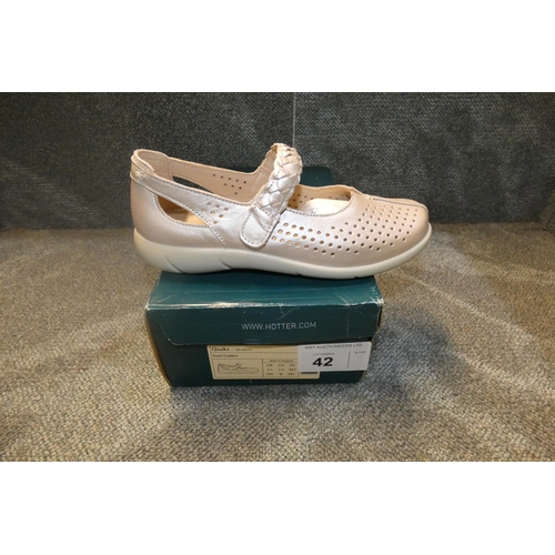 42 - A pair of ladies shoes by Hotter type Quake pearl leather size UK 5.5