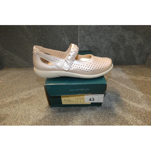 43 - A pair of ladies shoes by Hotter type Quake pearl leather size UK 4.5