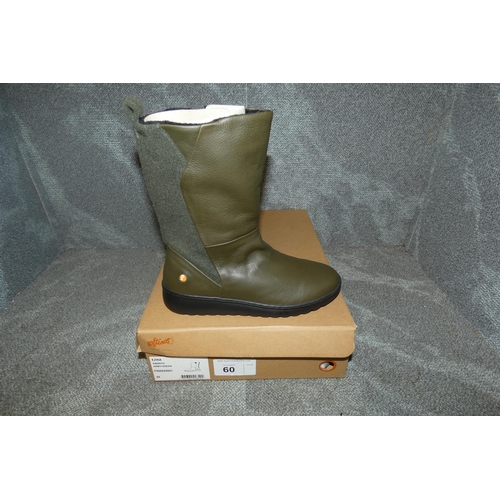 60 - A pair of ladies boots by Softinos type Ezra smooth army / green size Euro 39