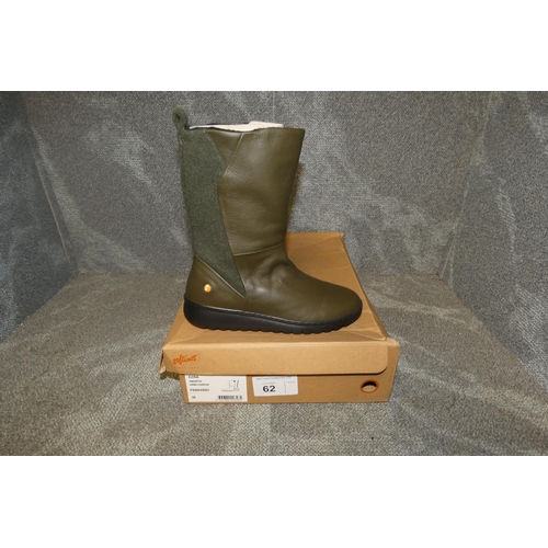 62 - A pair of ladies boots by Softinos type Ezra smooth army / green size Euro 38