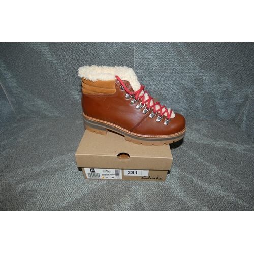 381 - A pair of womens boots by Clarks type Orianna Alpine Tan warmlined leather size UK 4