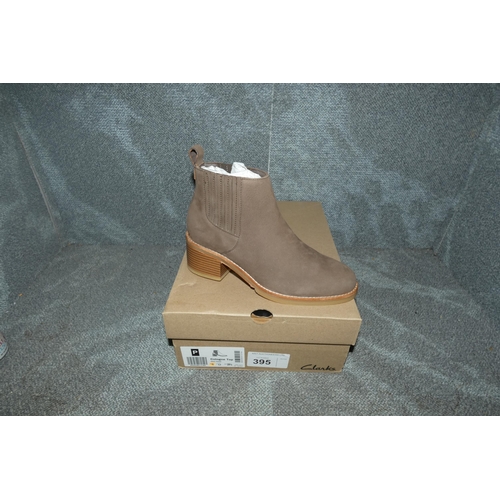 395 - A pair of womens ankle boots by Clarks type Cologne Top Dark Taupe size UK 6