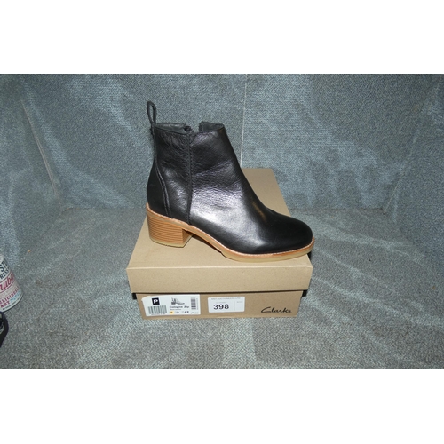 398 - A pair of womens ankle boots by Clarks type Cologne Zip Black Leather size UK 8