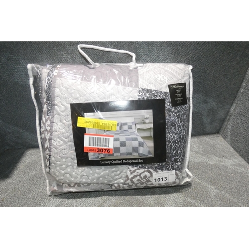 1013 - A Hathaway king size bedspread set