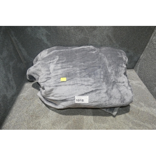 1018 - A grey throw