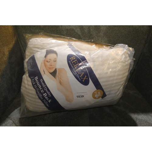 1039 - A pair of Relax hotel quality pillows