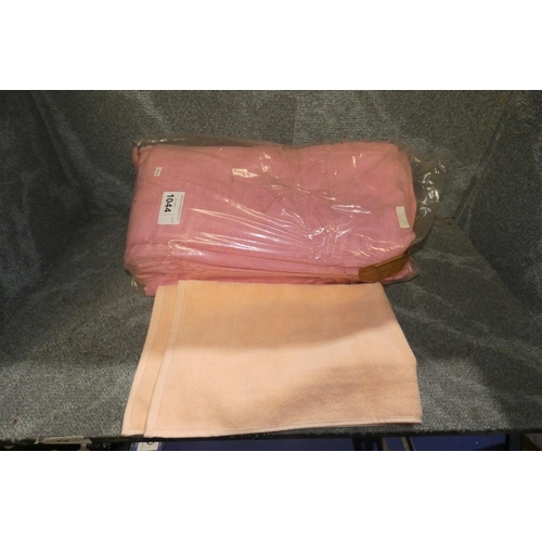 1044 - 1 bale of towels (pink)