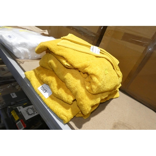 1065 - A quantity of mustard coloured towels