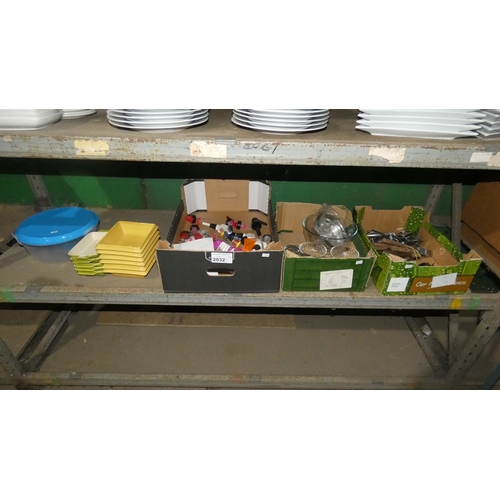 2032 - A quantity of various catering related items including cutlery, bowls etc, contents of 1 shelf