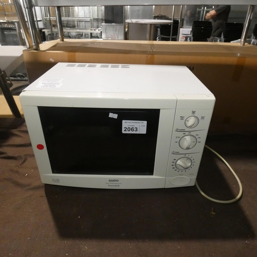 2063 - A Powergrill microwave oven by
Sanyo - trade. Tested working