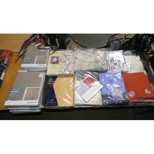 3025 - A quantity of various curtains, pelmets and duvet covers